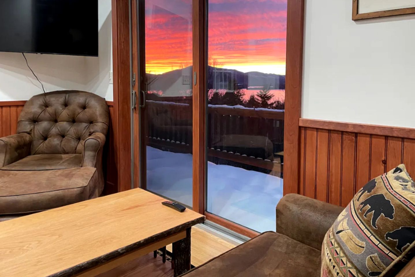 Tranquil Cabin with Hot-Tub and Breathtaking Sunset Views in Maine