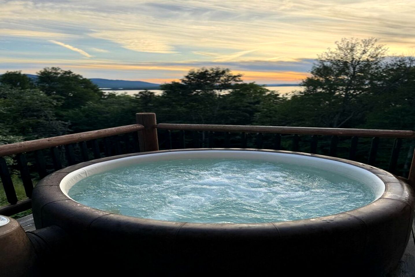 Tranquil Cabin with Hot-Tub and Breathtaking Sunset Views in Maine