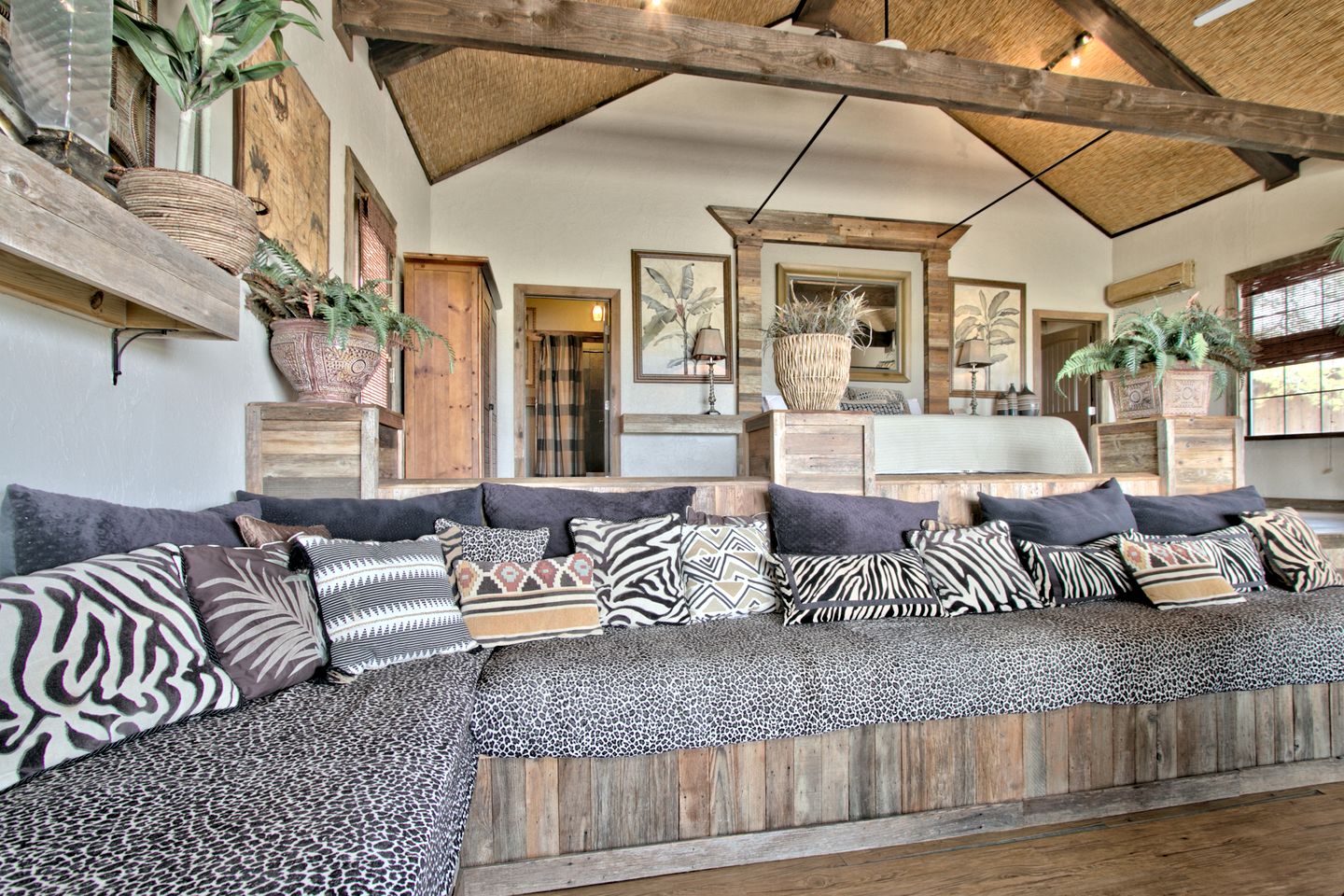 Amazing Raised Bungalow Surrounded by Beautiful Texas Hill Country Views in Bergheim, Texas