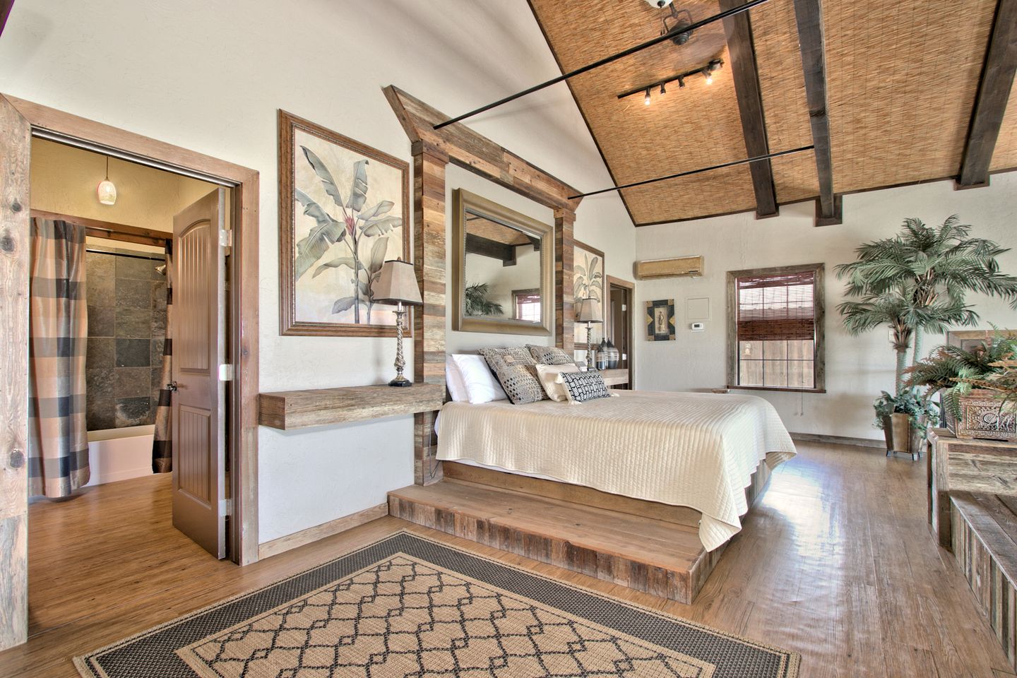 Amazing Raised Bungalow Surrounded by Beautiful Texas Hill Country Views in Bergheim, Texas