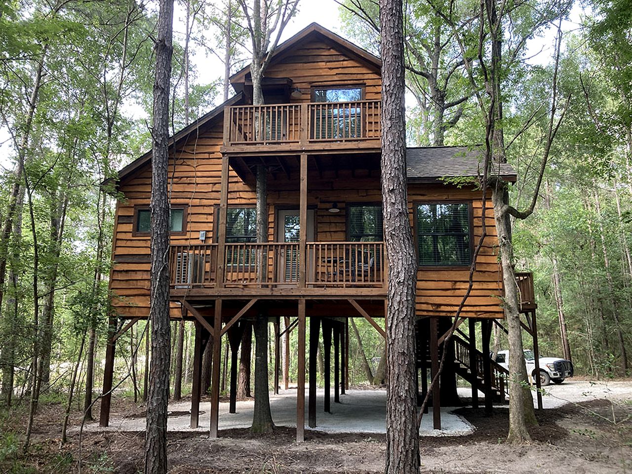 Cozy Tree House with Beautiful Modern Interior in Livingston, Texas