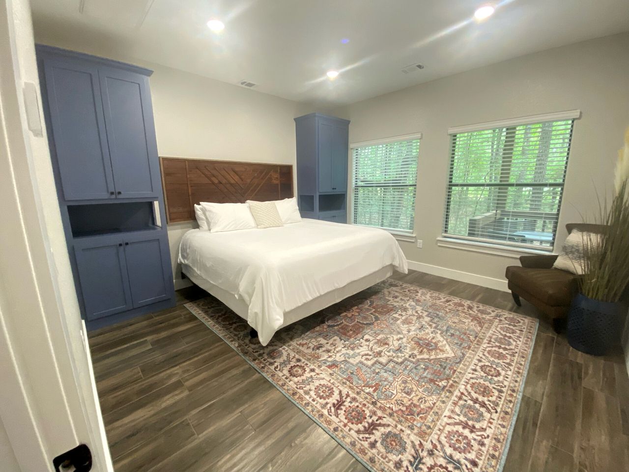 Cozy Tree House with Beautiful Modern Interior in Livingston, Texas