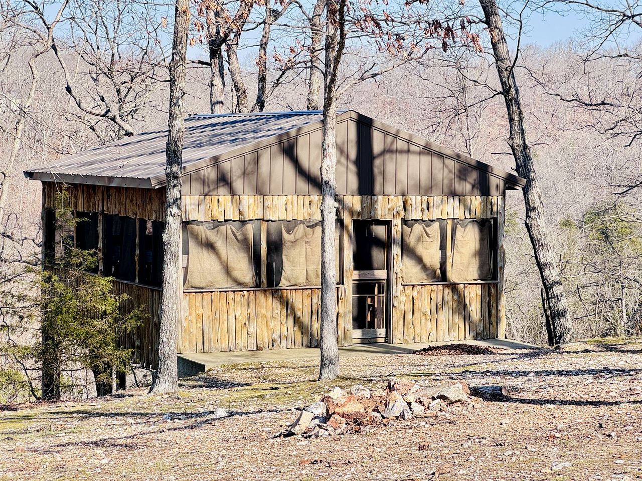 Shady Family Tree Hut Glamping Cabins with Private Door & Mosquito Nets near Big Niangua River, Macks Creek, Missouri