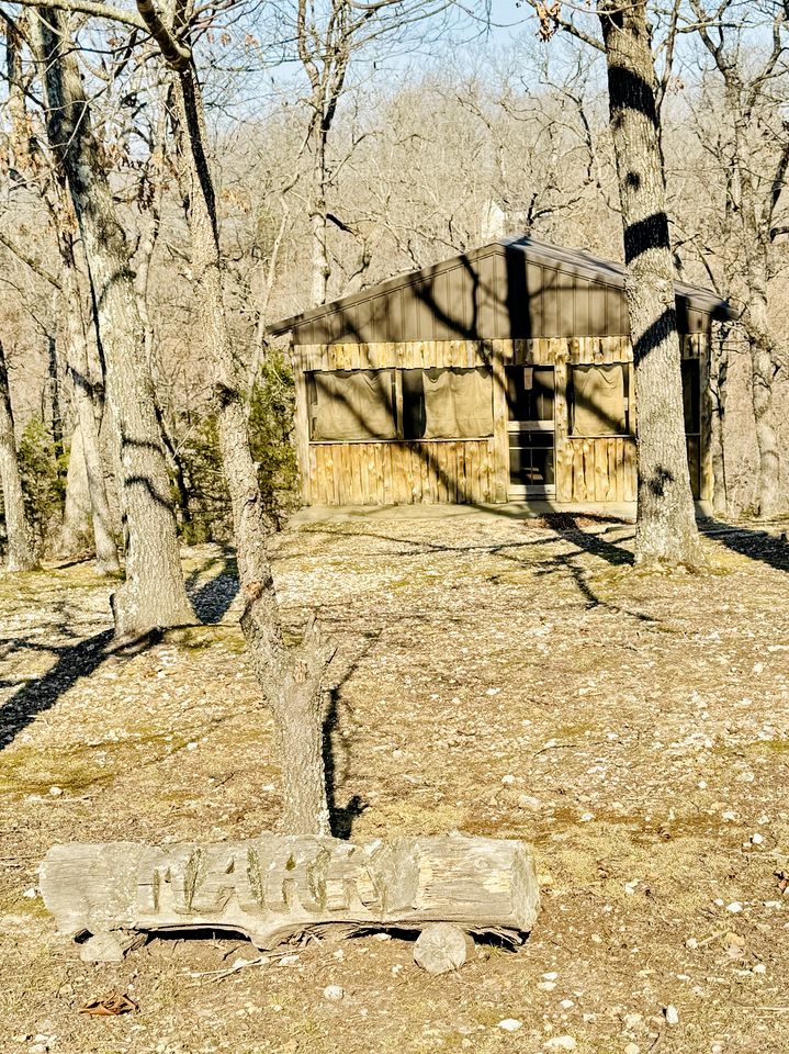 Shady Family Tree Hut Glamping Cabins with Private Door & Mosquito Nets near Big Niangua River, Macks Creek, Missouri
