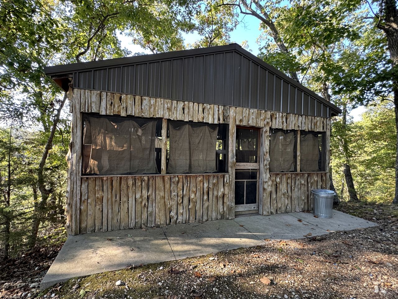 Shady Family Tree Hut Glamping Cabins with Private Door & Mosquito Nets near Big Niangua River, Macks Creek, Missouri