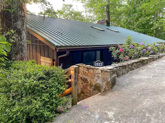 Charming Lakefront Cottage with Private Dock & Mountain Views Near Lake Nantahala, Topton, NC