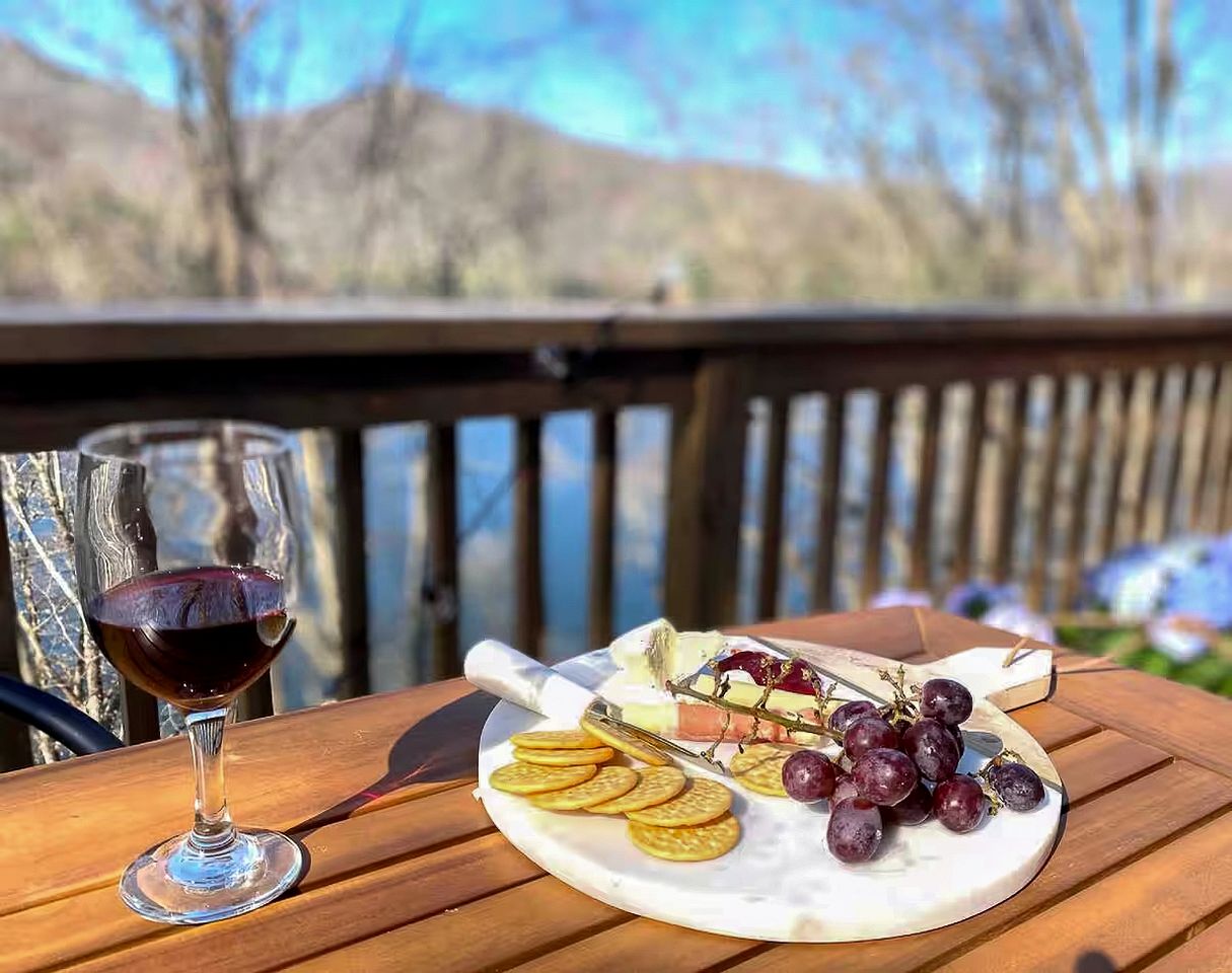 Charming Lakefront Cottage with Private Dock & Mountain Views Near Lake Nantahala, Topton, NC