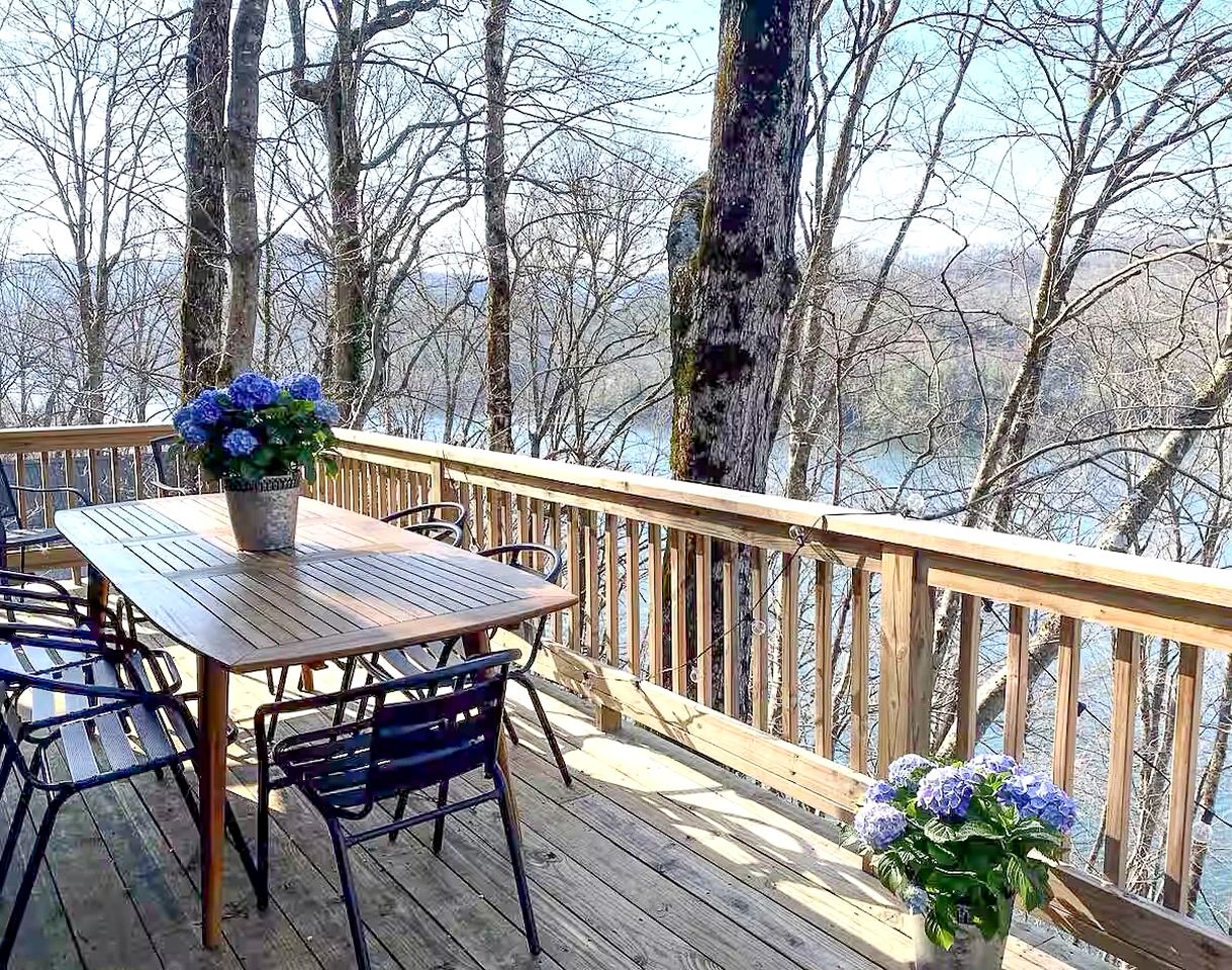 Charming Lakefront Cottage with Private Dock & Mountain Views Near Lake Nantahala, Topton, NC