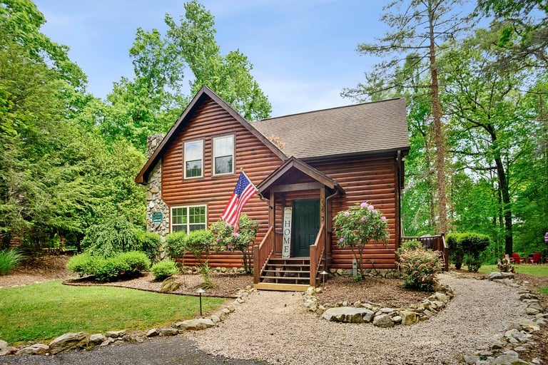 Amazing Lakeside Cabin with Kayaks and Spectacular Views of the Mountains in Butler, Tennessee