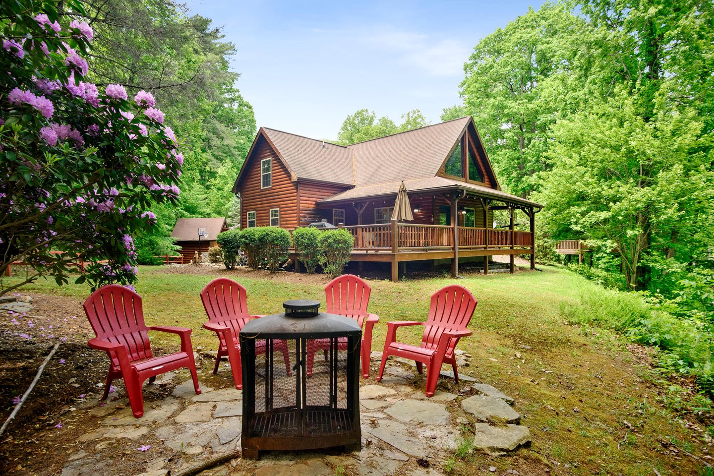 Amazing Lakeside Cabin with Kayaks and Spectacular Views of the Mountains in Butler, Tennessee