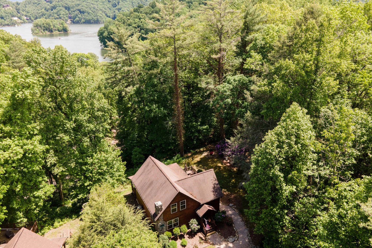 Amazing Lakeside Cabin with Kayaks and Spectacular Views of the Mountains in Butler, Tennessee