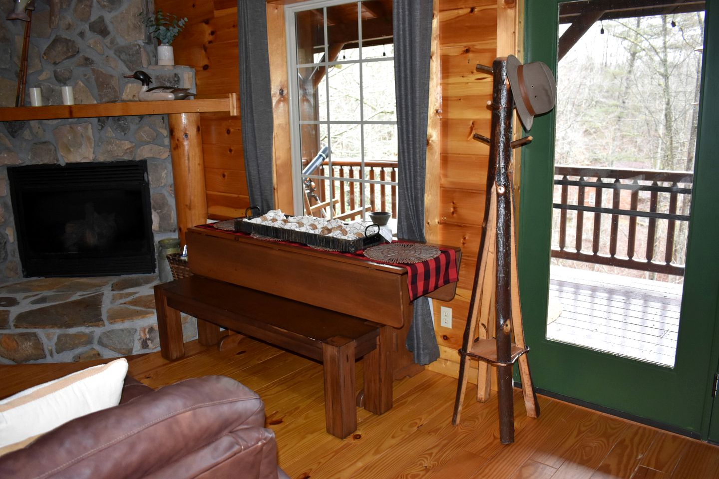 Amazing Lakeside Cabin with Kayaks and Spectacular Views of the Mountains in Butler, Tennessee