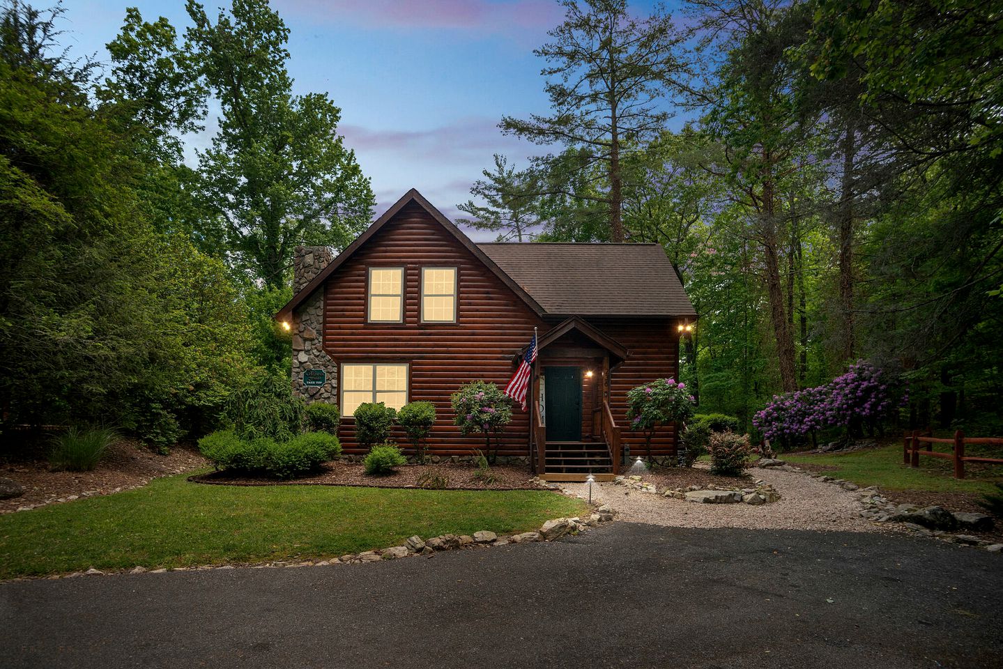 Amazing Lakeside Cabin with Kayaks and Spectacular Views of the Mountains in Butler, Tennessee