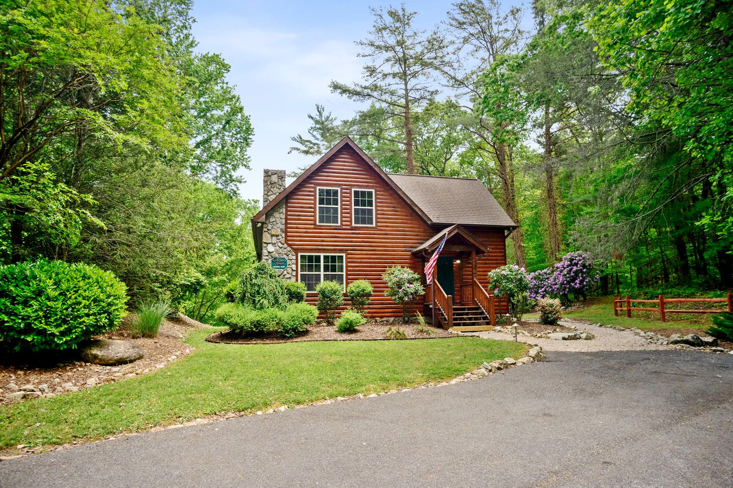 Amazing Lakeside Cabin with Kayaks and Spectacular Views of the Mountains in Butler, Tennessee