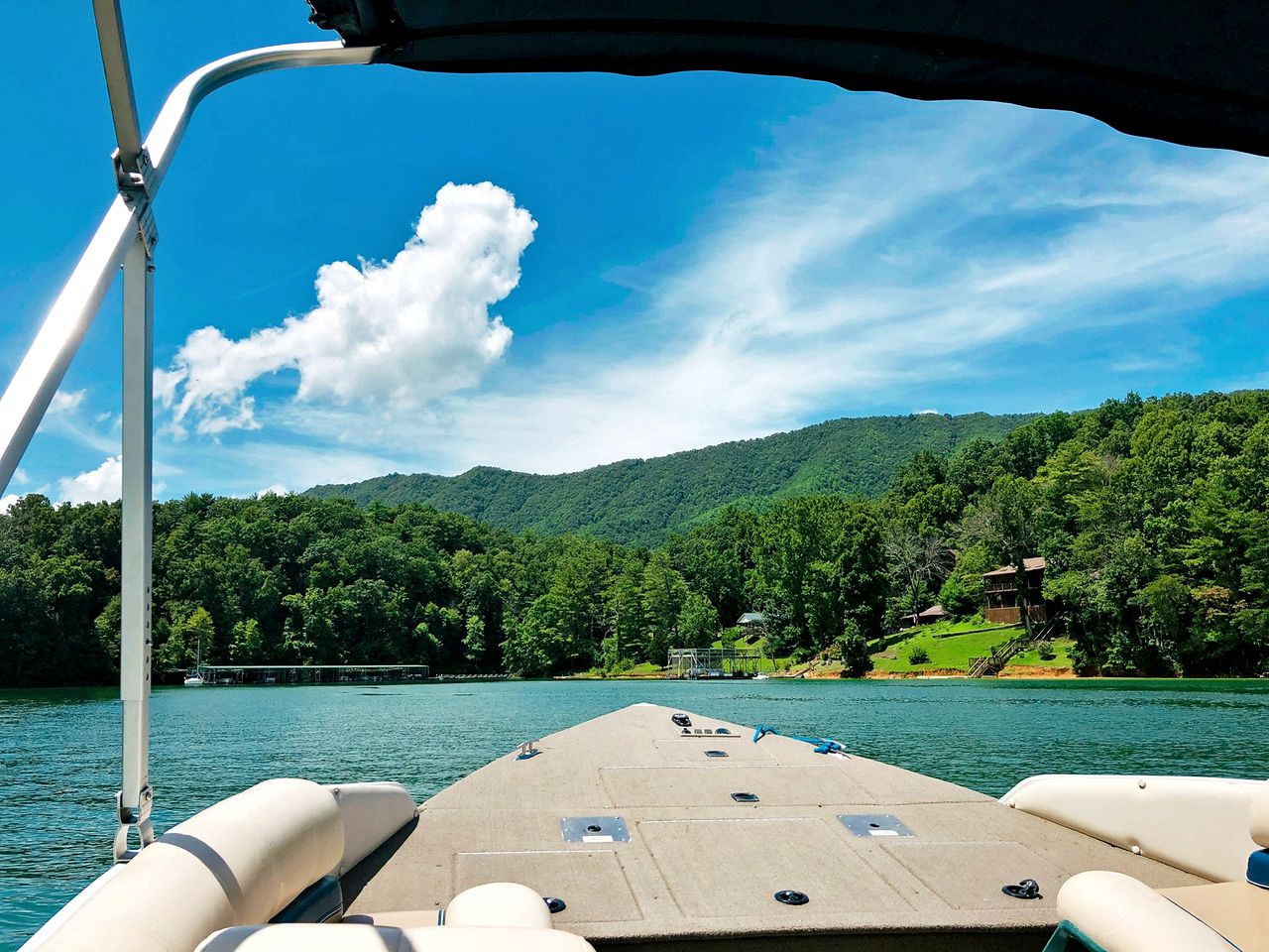 Amazing Lakeside Cabin with Kayaks and Spectacular Views of the Mountains in Butler, Tennessee