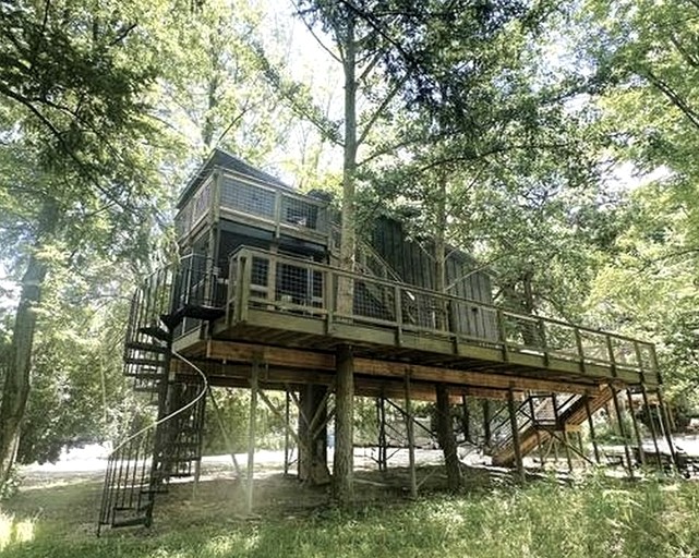 Modern Treehouse Retreat with River Access near Starved Rock State Park in Utica, Illinois