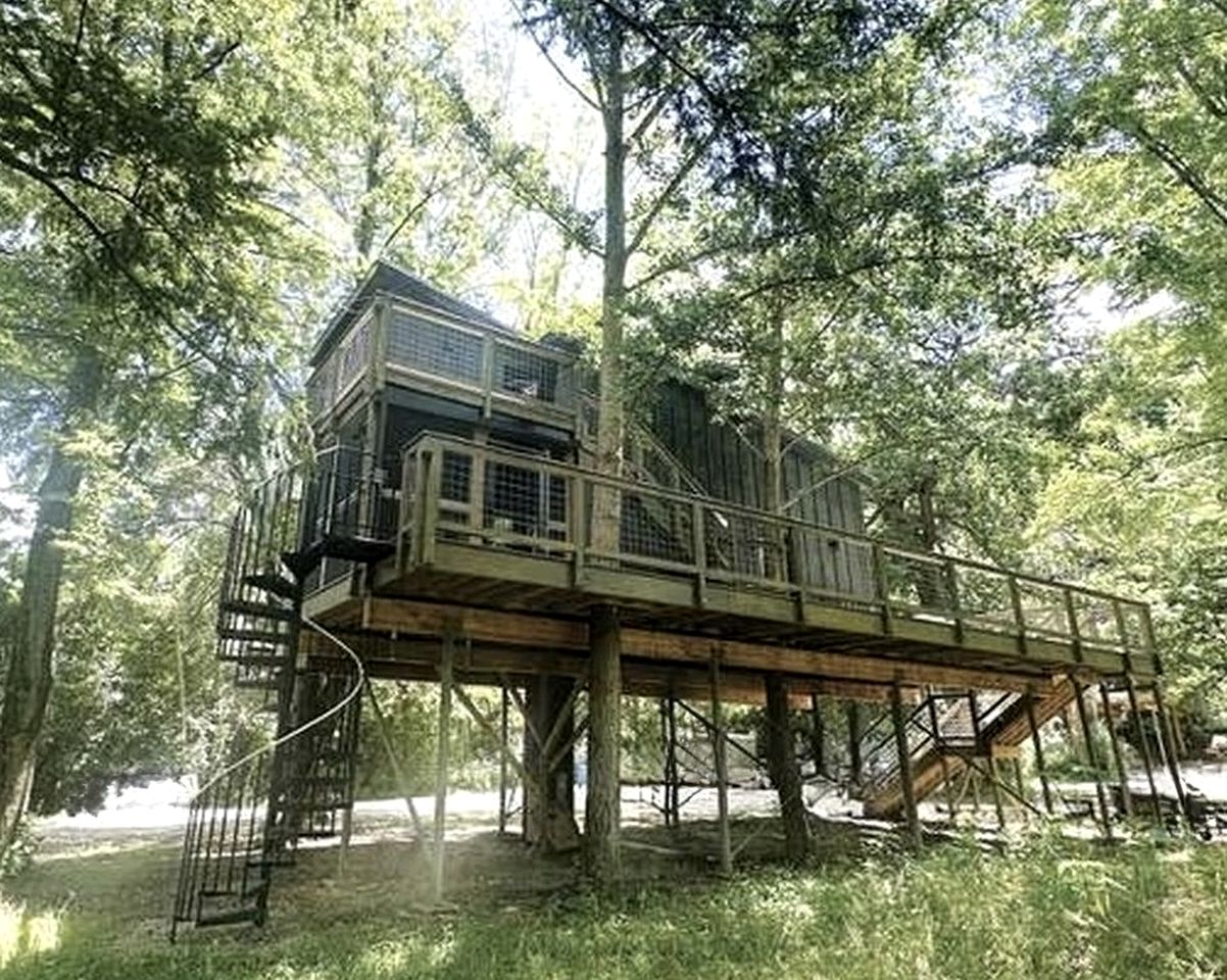Modern Treehouse Retreat with River Access near Starved Rock State Park in Utica, Illinois