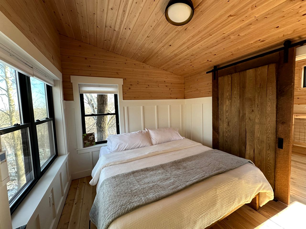 Modern Treehouse Retreat with River Access near Starved Rock State Park in Utica, Illinois