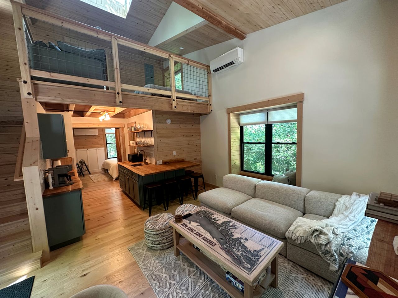 Modern Treehouse Retreat with River Access near Starved Rock State Park in Utica, Illinois