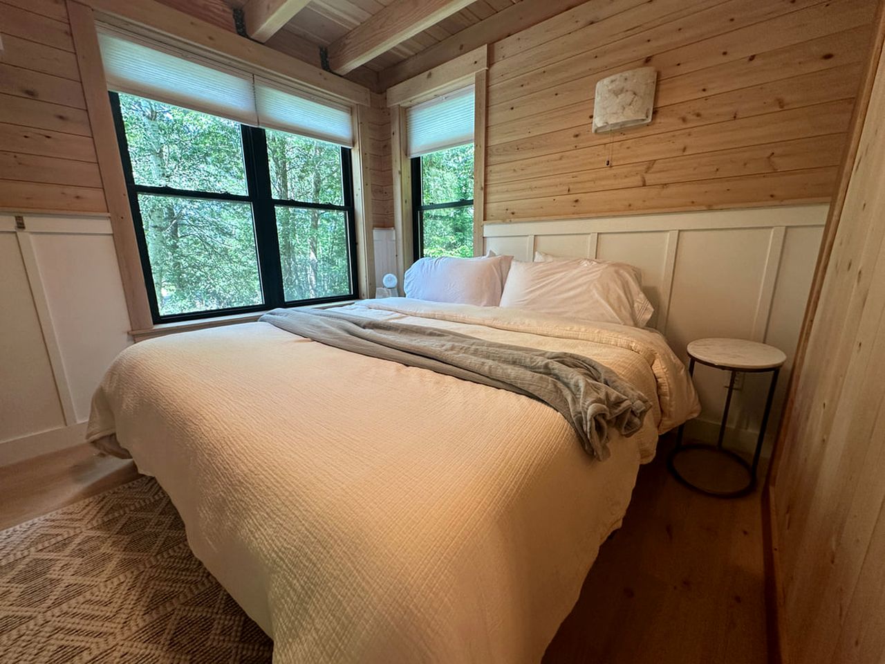 Modern Treehouse Retreat with River Access near Starved Rock State Park in Utica, Illinois