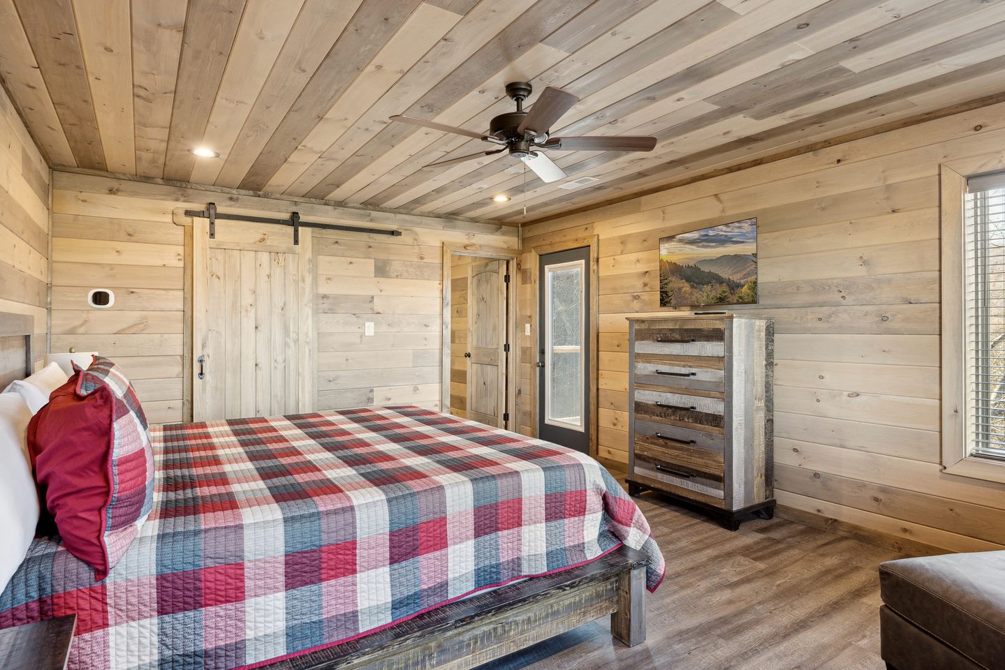 Escape to Nature in this Wonderful Cabin Rental for 12 in Sevierville, Tennesse