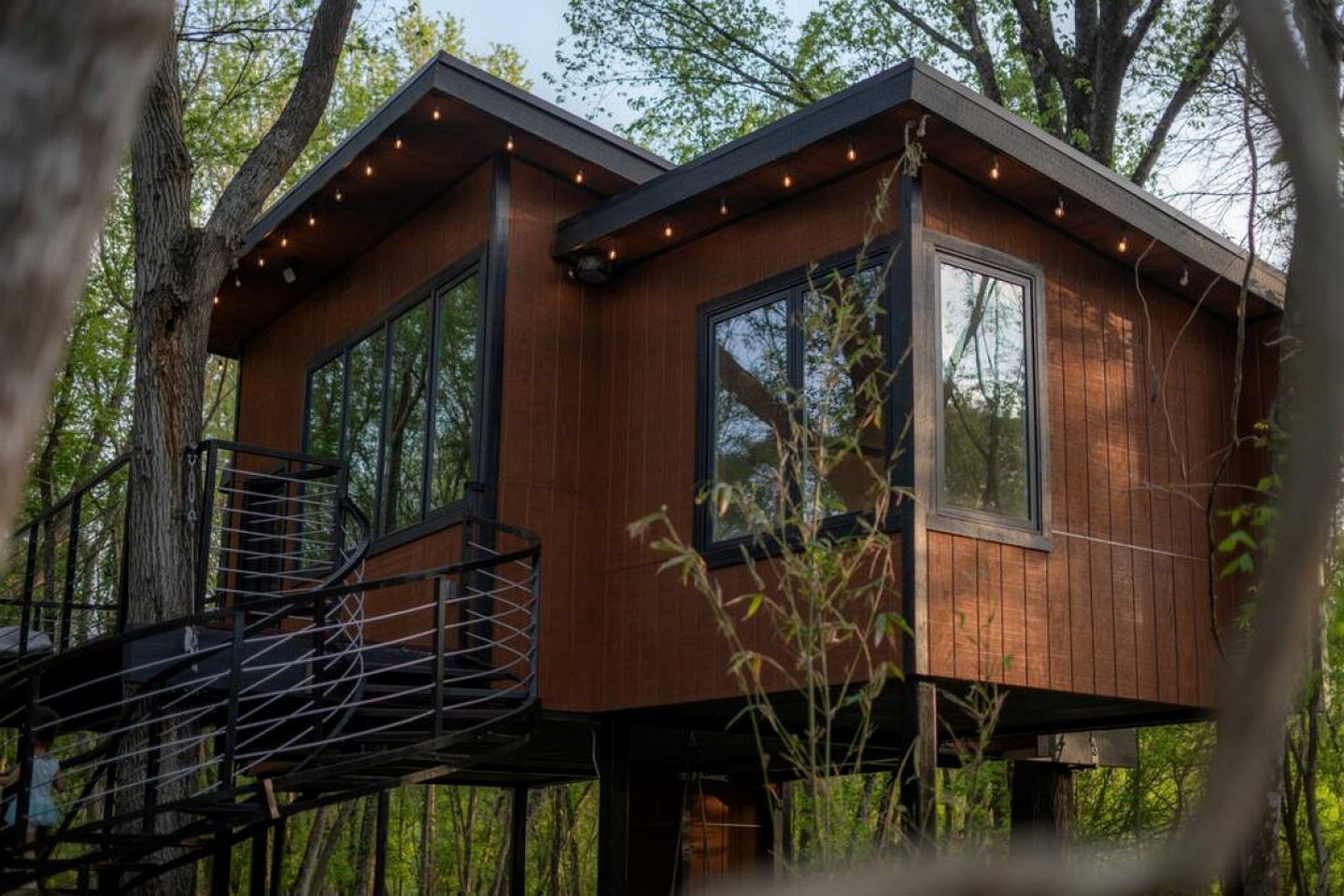 Spectacular Luxurious Tree House with Jacuzzi and Fire Pit in Texas