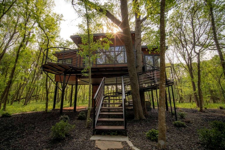 Spectacular Luxurious Tree House with Jacuzzi and Fire Pit in Texas