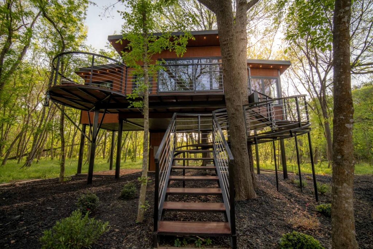 Spectacular Luxurious Tree House with Jacuzzi and Fire Pit in Texas