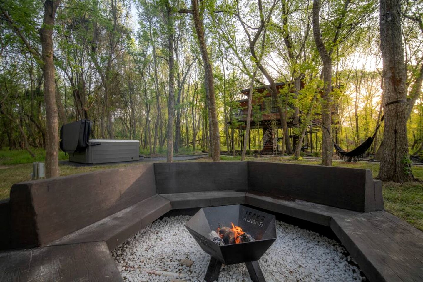 Spectacular Luxurious Tree House with Jacuzzi and Fire Pit in Texas