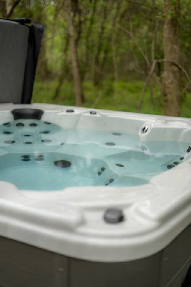 Spectacular Luxurious Tree House with Jacuzzi and Fire Pit in Texas