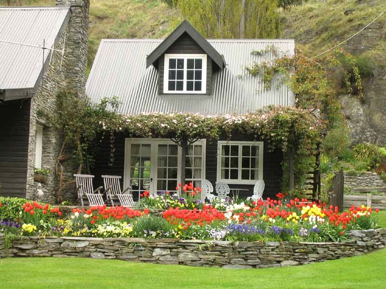 Charming Retreat with Magnificent River Views in Queenstown, New Zealand