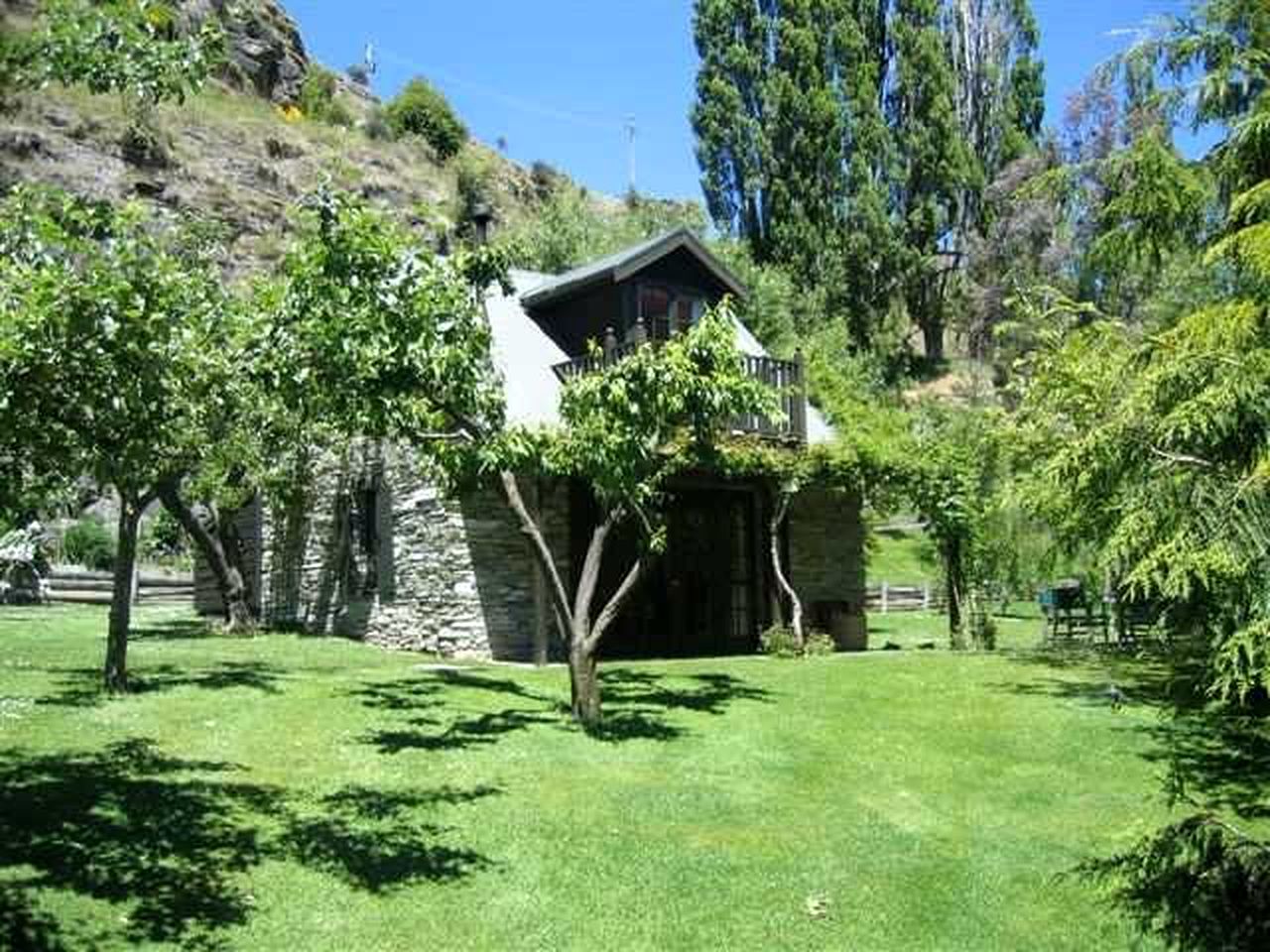 Secluded Stone Cottage with a Fireplace near Coronet Peak in New Zealand