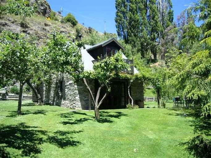 Cottages (Arthurs Point, South Island, New Zealand)