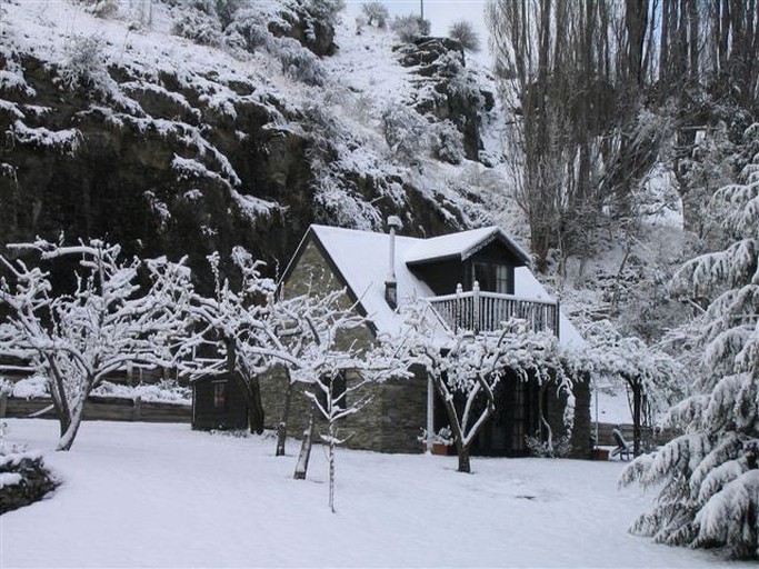 Cottages (Arthurs Point, South Island, New Zealand)