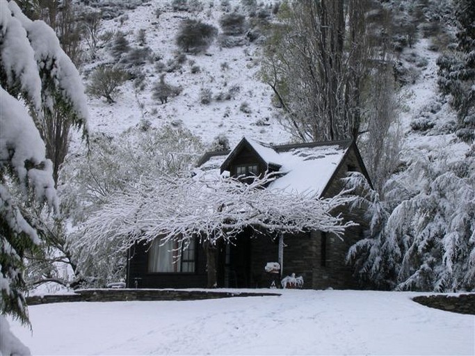 Cottages (Arthurs Point, South Island, New Zealand)