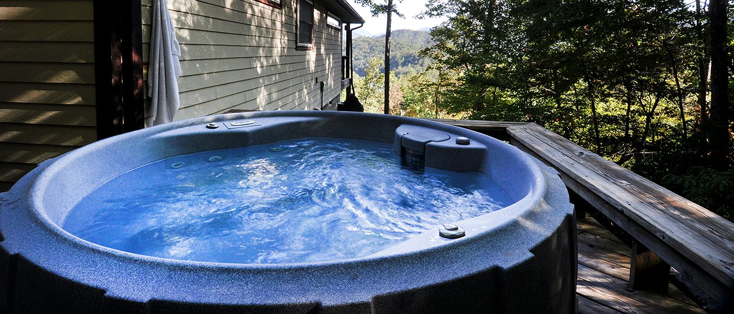 Cozy Cottage with a Jacuzzi in the Snowbird Mountain Range with Views of Lake Santeetlah, North Carolina