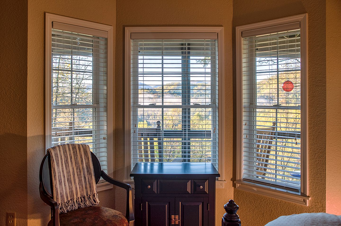 Cozy Cottage with a Jacuzzi in the Snowbird Mountain Range with Views of Lake Santeetlah, North Carolina