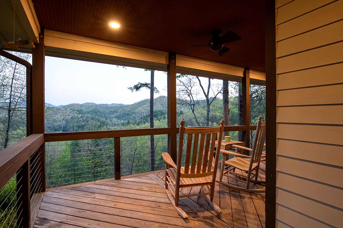 Cozy Cottage with a Jacuzzi in the Snowbird Mountain Range with Views of Lake Santeetlah, North Carolina