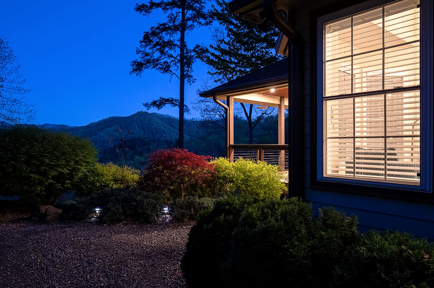 Cozy Cottage with a Jacuzzi in the Snowbird Mountain Range with Views of Lake Santeetlah, North Carolina