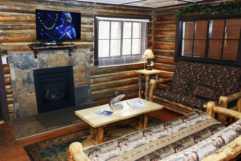 Rustic Pet-Friendly Cabin with Hot Tub near Rocky Mountain National Park in Estes Park, Colorado