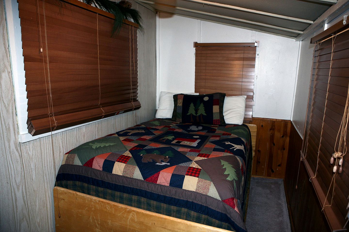 Rustic Pet-Friendly Cabin with Hot Tub near Rocky Mountain National Park in Estes Park, Colorado