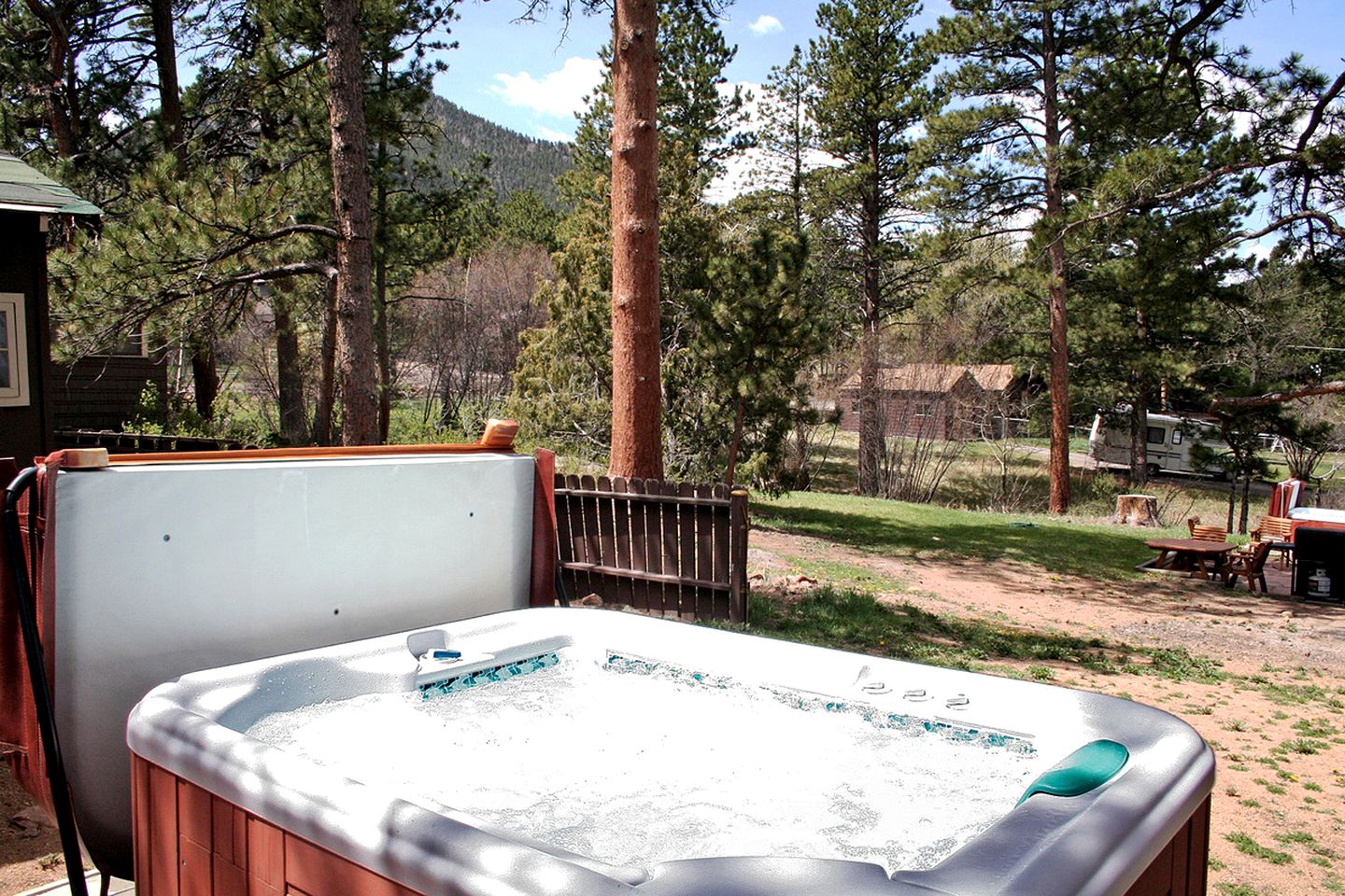 Wooden Cabin with Jacuzzi Suitable for Groups in Colorado