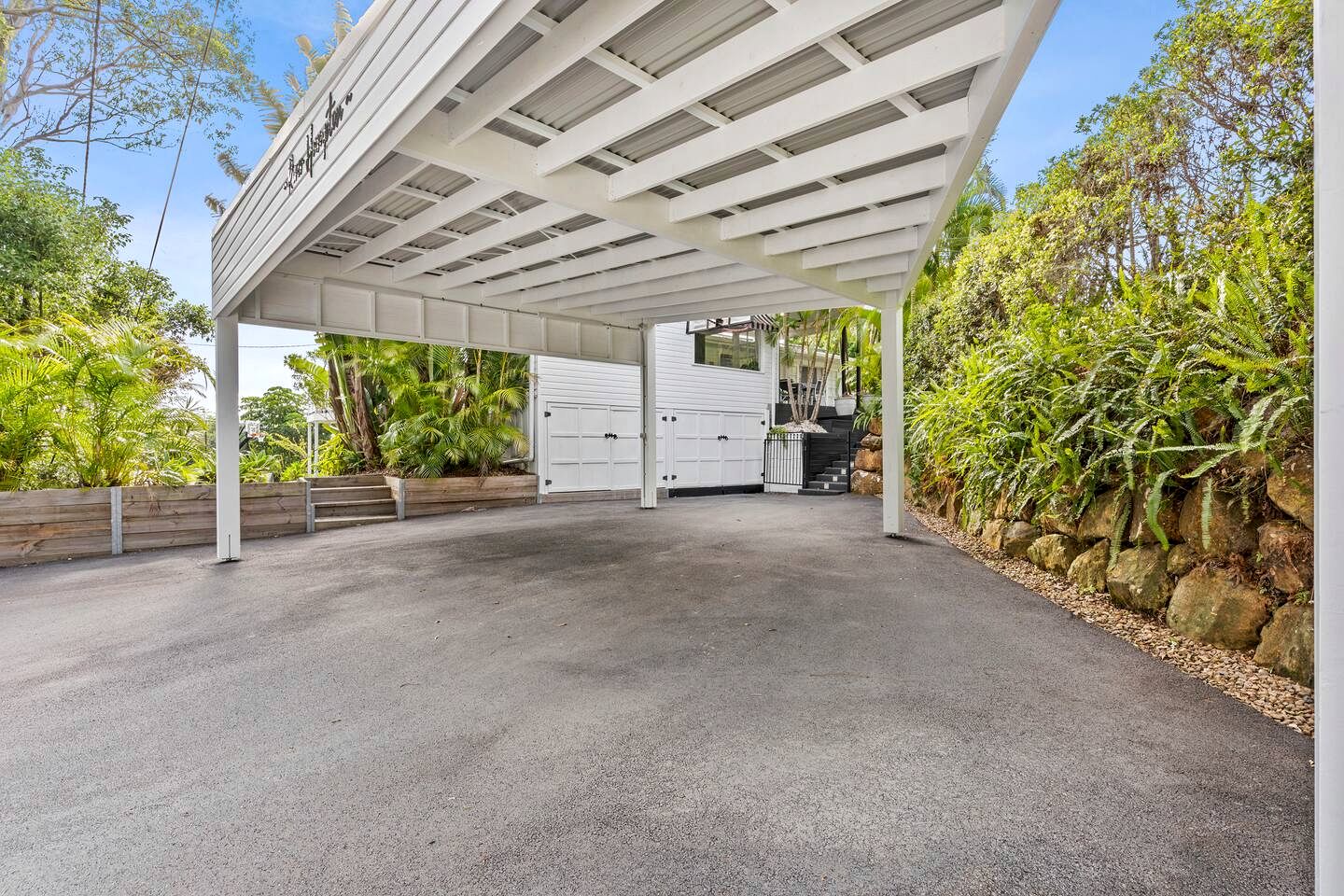 Luxury Resort-Style Retreat with Pool & Spa near Surfers Paradise in Ashmore, Queensland