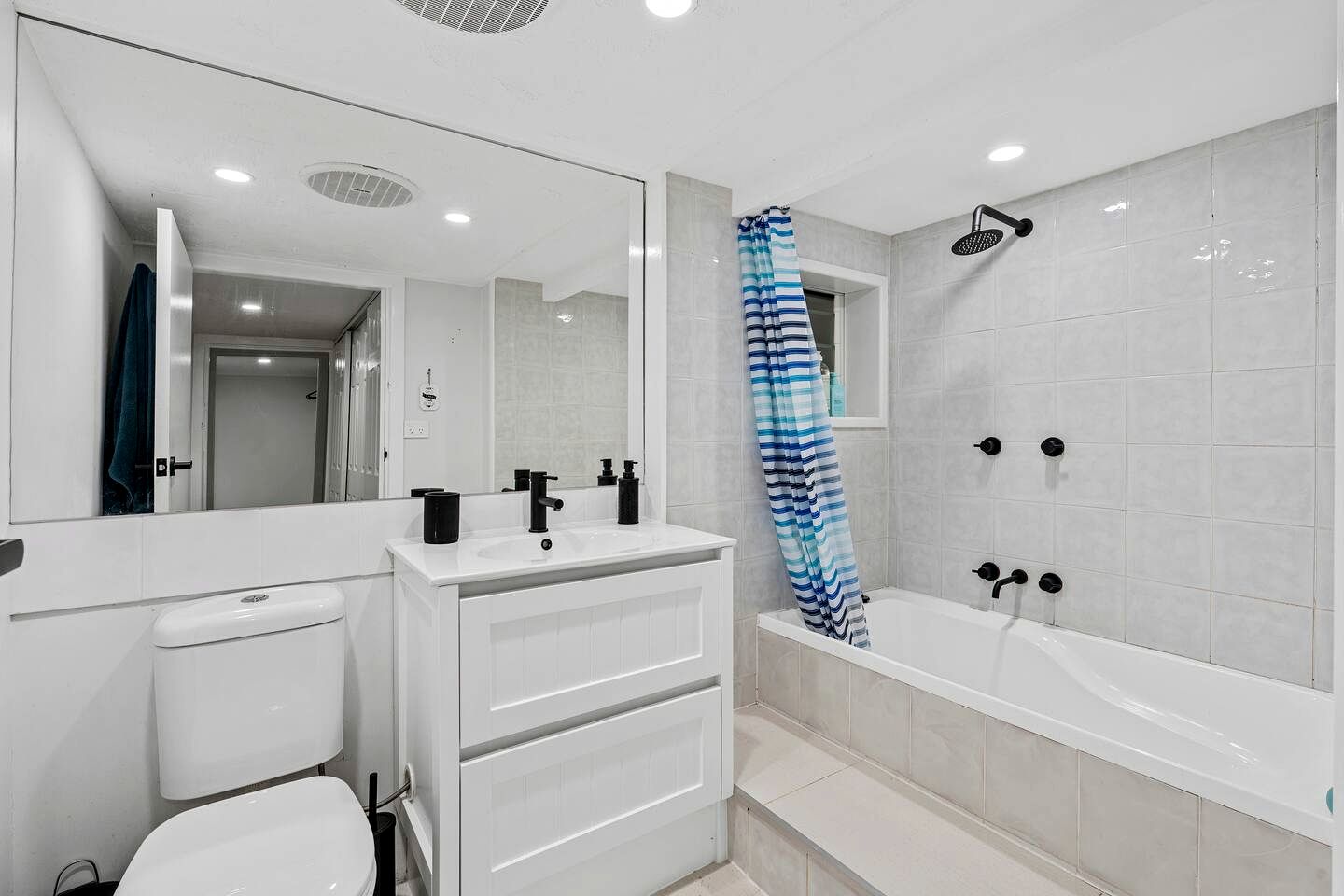 Luxury Resort-Style Retreat with Pool & Spa near Surfers Paradise in Ashmore, Queensland