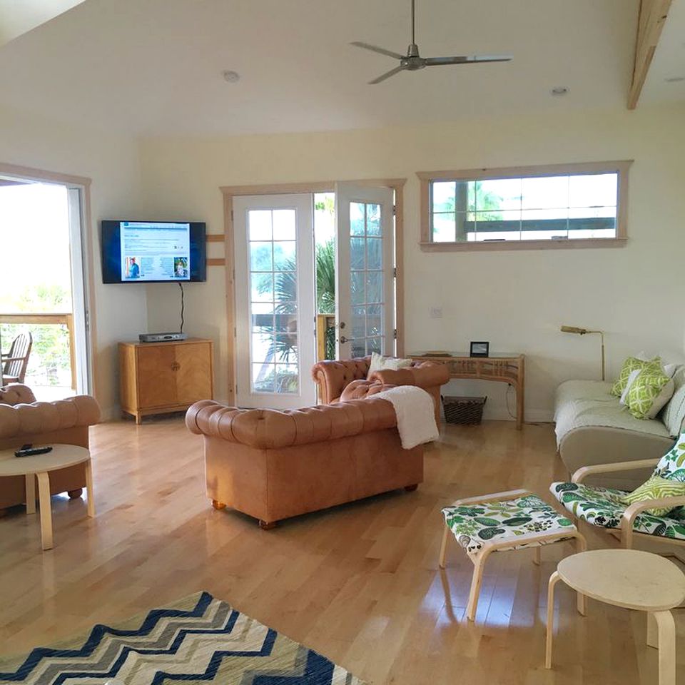 Tropical Waterfront Getaway Cabin with Views of the Coast in Longboat Key, Florida