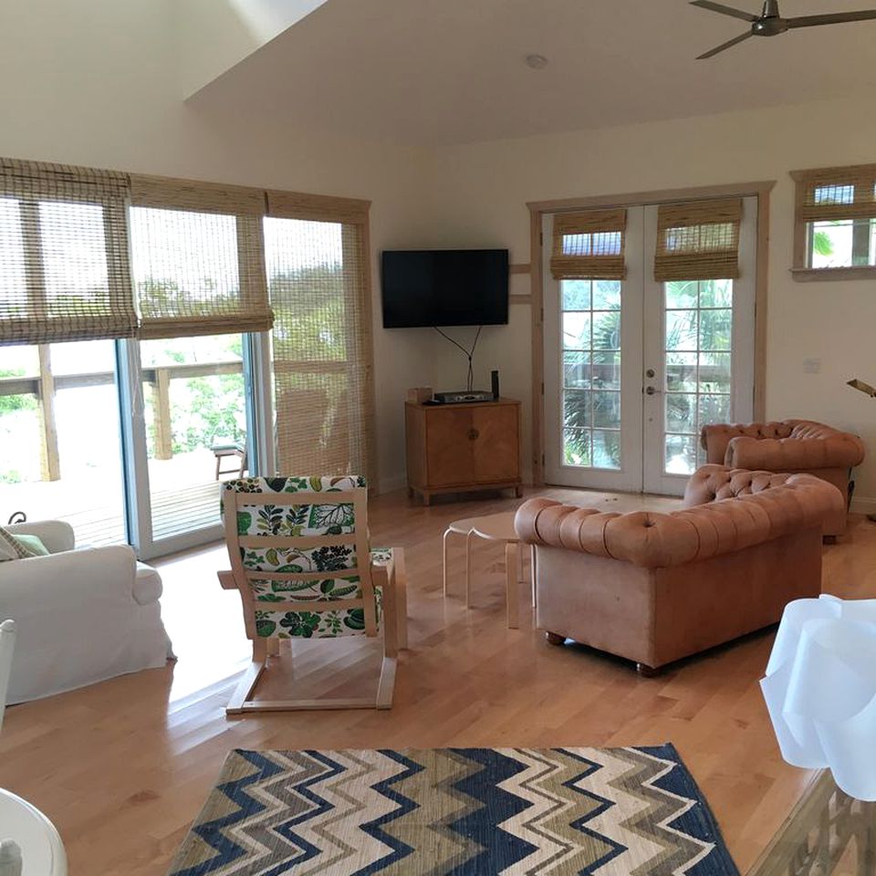 Tropical Waterfront Getaway Cabin with Views of the Coast in Longboat Key, Florida