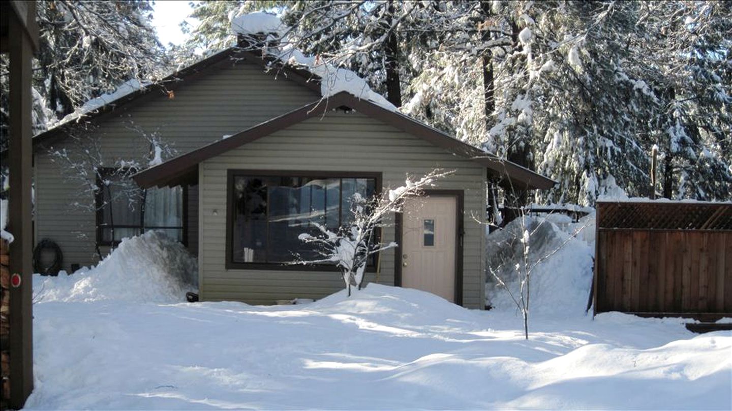 Country Cabin with Spa Hot Tub and Private Deck near Rollins Lake in California