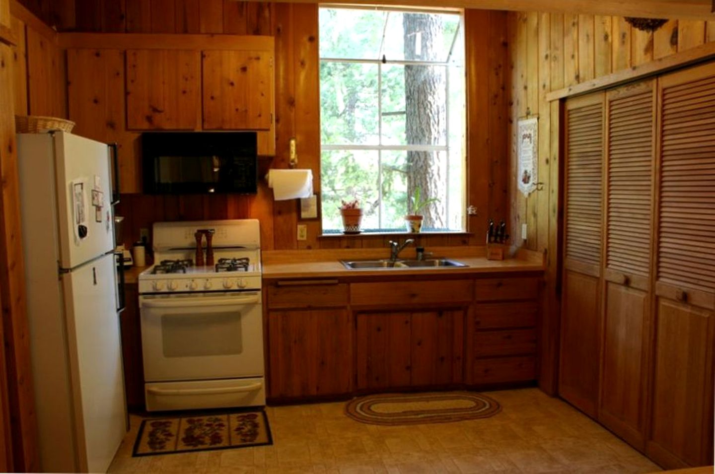 Country Cabin with Spa Hot Tub and Private Deck near Rollins Lake in California