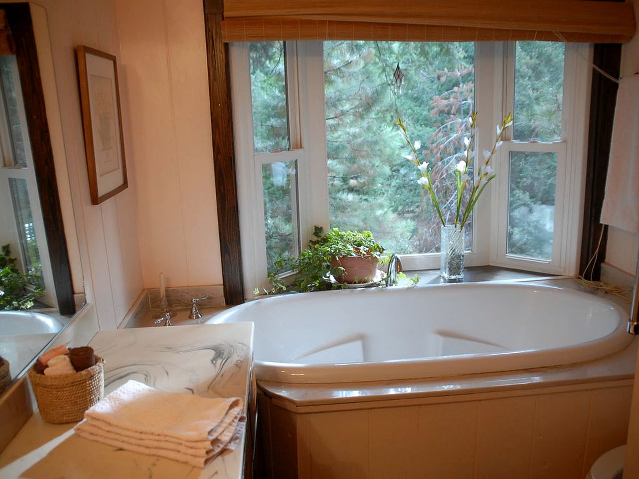 Country Cabin with Spa Hot Tub and Private Deck near Rollins Lake in California