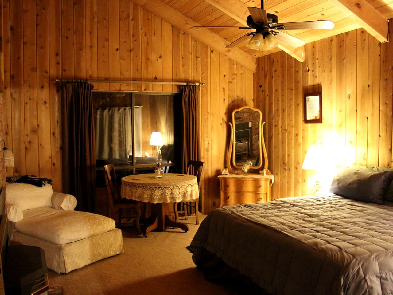 Country Cabin with Spa Hot Tub and Private Deck near Rollins Lake in California